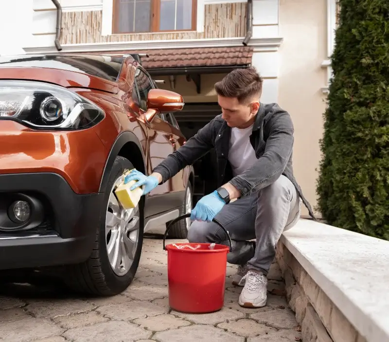 Lavage auto à domicile Brécé : professionnel intervenant sur un véhicule